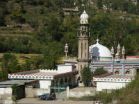 A colourfuol Mosque along the road