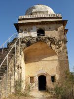 Damage caused by gunpowder to Sufaid Mahal