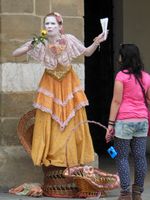 A living statue put on a show for anyone interested.